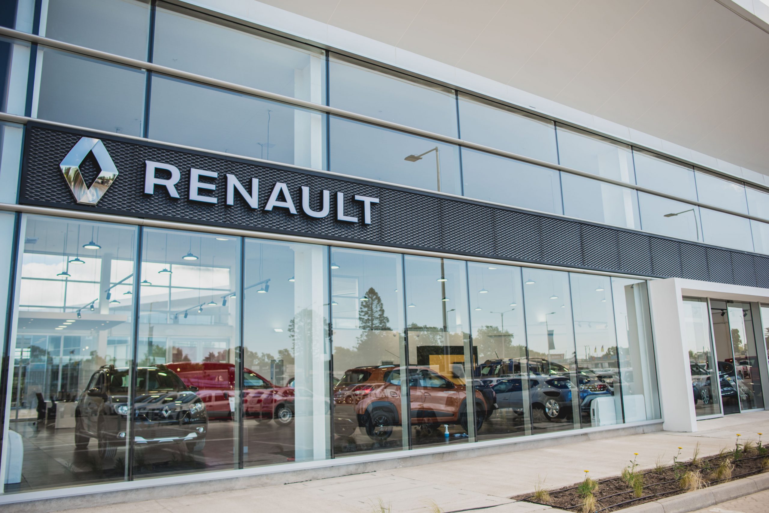 Renault inauguró su innovador local en Car One y se suma al Black Friday