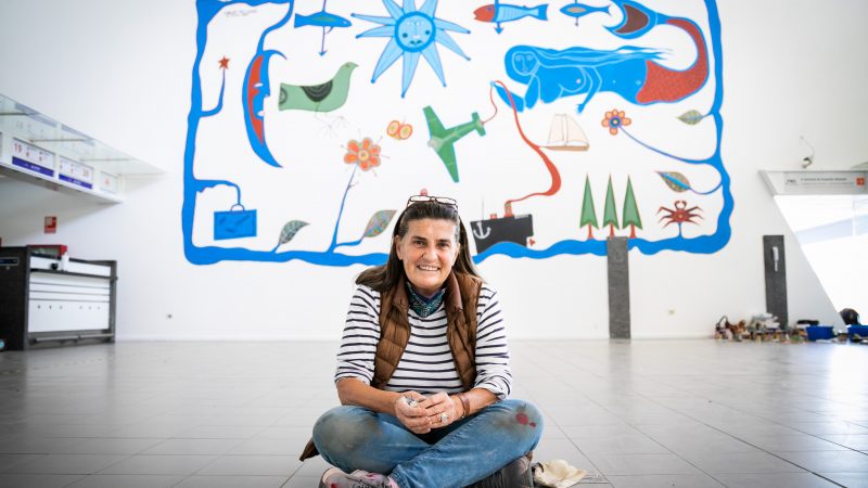 Antiguo mural de Carlos Páez Vilaró fue replicado por su hija en el Aeropuerto Laguna del Sauce