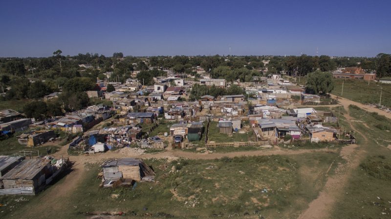 DIRECTV y TECHO trabajan para la construcción de un espacio deportivo y recreativo en el barrio «24 de enero»