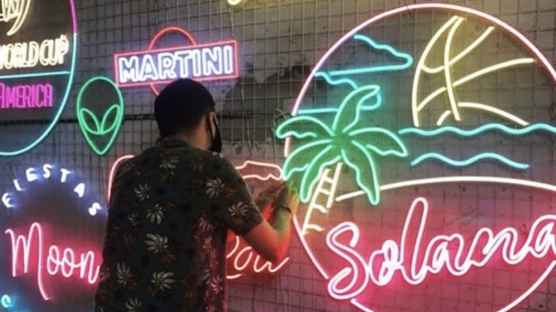 La reinvención del neón, que se convirtió en boom, llegó a Uruguay  de la mano de NeonLED