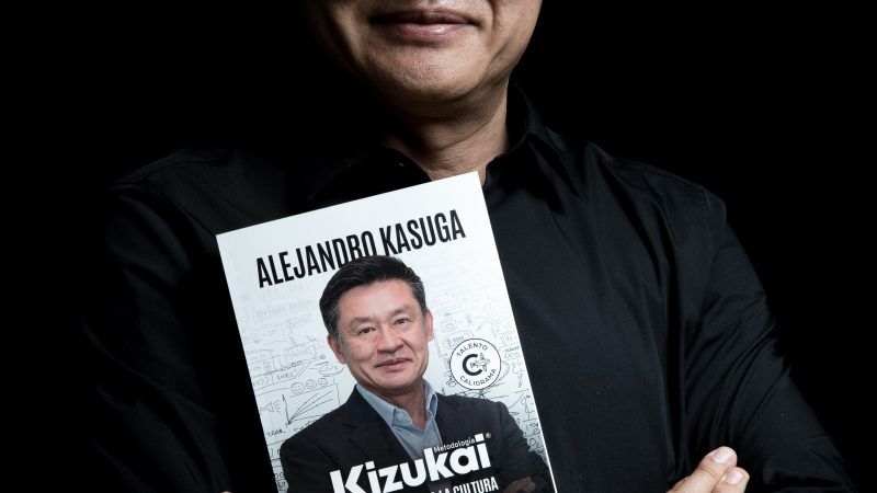 «Escuchar a los colaboradores, valorar sus ideas y permitirles mejorar sus procesos de trabajo basados en su conocimiento», son las premisas que comparte Alejandro Kasuga, en su nuevo libro «Kizukai®, Kaizen aplicado a la cultura organizacional»