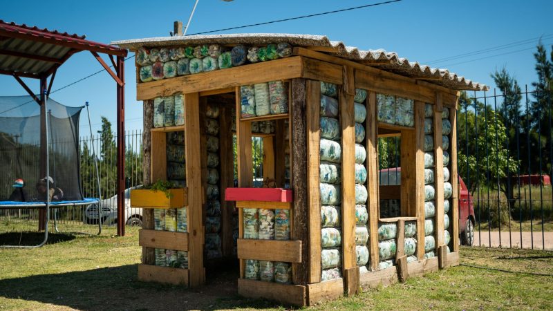 Bimbo instaló juegos infantiles elaborados con ecoladrillos en la fundación La Nave