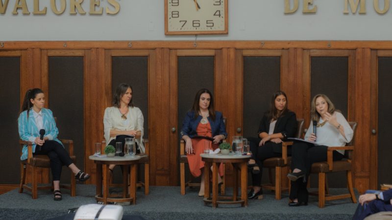 OMEU y Socialab presentaron programa para conectar a mujeres emprendedoras con inversoras