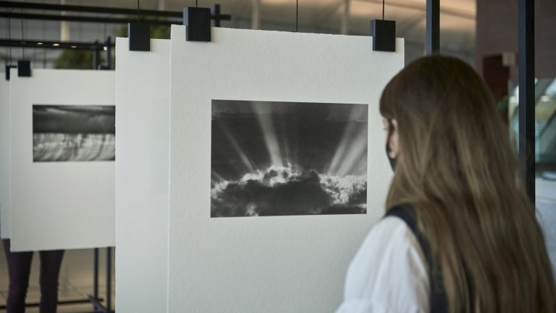 Muestra de arte celebra vínculo entre Uruguay y Japón en el Aeropuerto de Carrasco