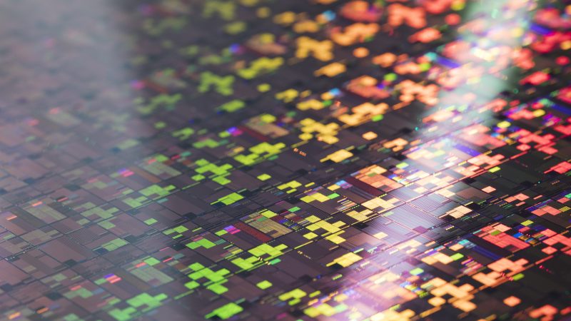 IBM y Samsung presentan un avance en semiconductores que desafía el diseño convencional