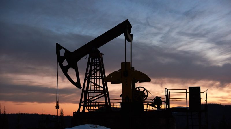 ¿Por qué los precios del petróleo se mantendrán altos y qué significa para los inversores?