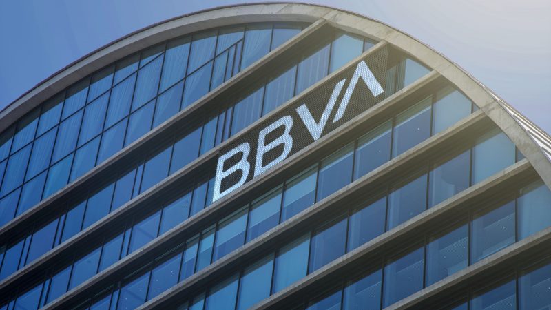 BBVA se compromete a reducir las emisiones de su cartera de clientes de petróleo y gas un 30% antes de 2030