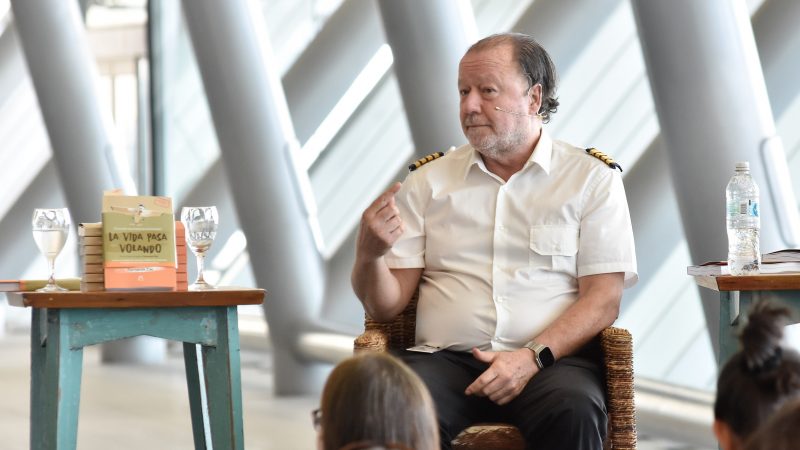 Destacado piloto uruguayo presentó su libro autobiográfico La Vida Pasa Volando