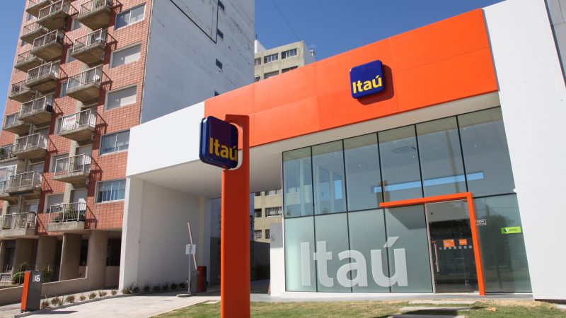 Clientes de Itaú podrán transferir a otros clientes del banco solo conociendo su número de celular