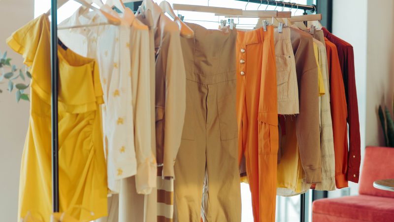 La campaña primavera-verano de Renner crea una atmósfera de solaridad con tendencias y contenidos para todos los estilos