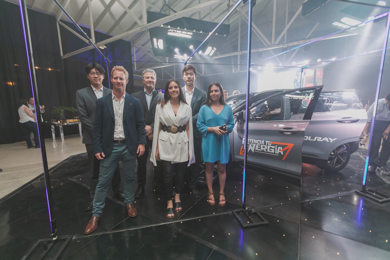 Geely Coolray:  el SUV que vendió más de 800.000 unidades llegó a Uruguay en su versión renovada