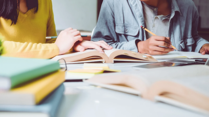 El Santa Elena rompe los esquemas con un programa de becas para terminar el liceo sin exámenes