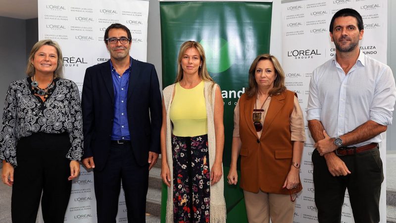 Programa de L’Oréal Groupe y Sembrando, que enseña peluquería a mujeres privadas de libertad, llegará a 100 egresadas en 2024