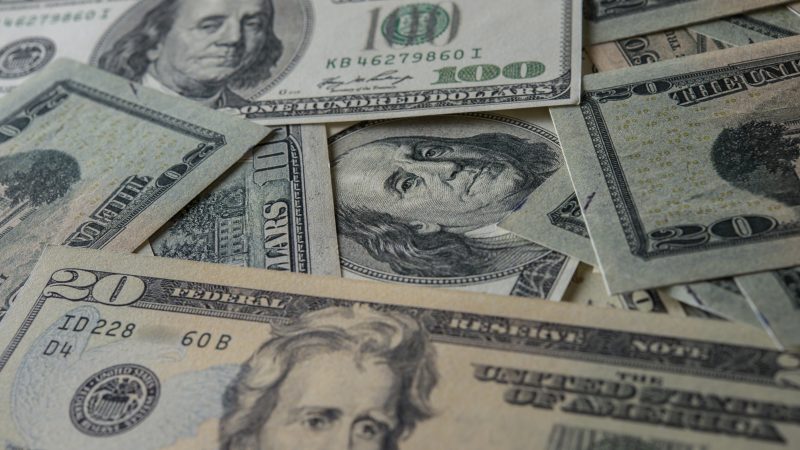¿Cómo actuar ante el debilitamiento del dólar? Una guía para inversores y ahorristas