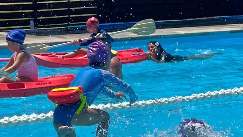 Car One colaboró con Polideportivo Nicolich para que niños concurran a clases de natación