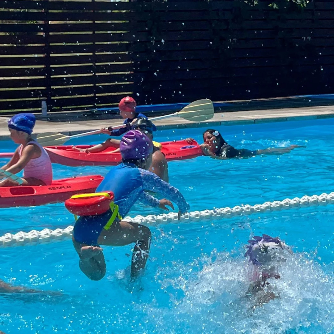 Car One colaboró con Polideportivo Nicolich para que niños concurran a clases de natación