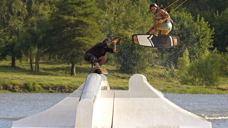 El club Cardales, desarrollo inmobiliario de Grupo E2, suma un innovador parque de Wakeboard en alianza con Pampa Cable Park