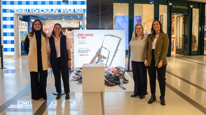 MAPFRE realizó una impactante acción en Punta Carretas Shopping para concientizar sobre seguridad vial en la Noche de la Nostalgia