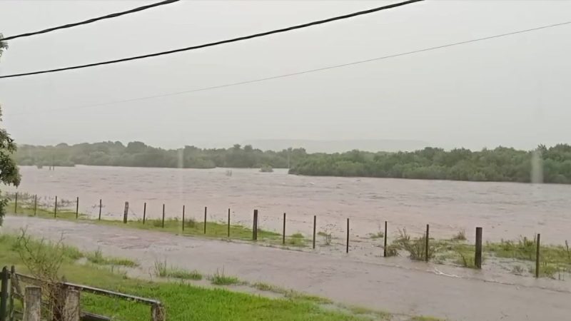 Destrozos en caminería rural de Mataojo: en dos días llovió lo de varios meses y la producción está trancada