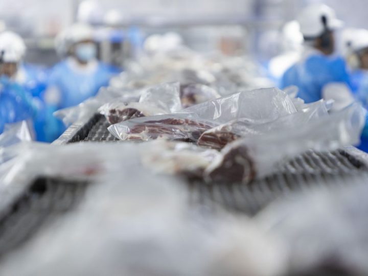 Cientos de empleos en riesgo en el frigorífico Carrasco y posible salida en la planta de Colonia