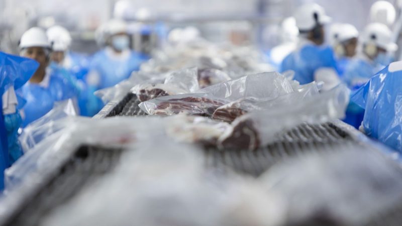 Cientos de empleos en riesgo en el frigorífico Carrasco y posible salida en la planta de Colonia