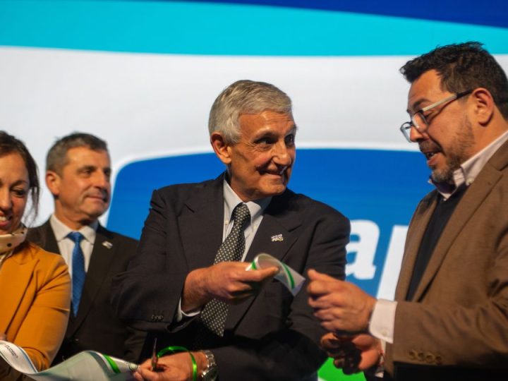 Conaprole, una misión defendida durante 90 años y los desafiantes mares en los que navega
