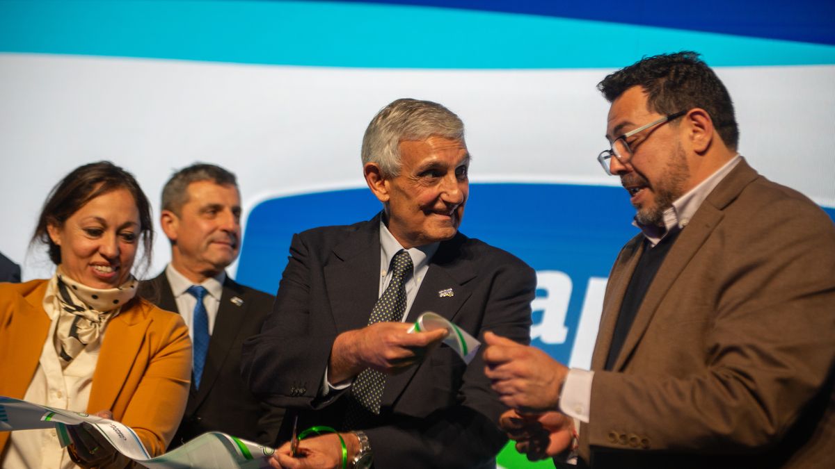 Conaprole, una misión defendida durante 90 años y los desafiantes mares en los que navega