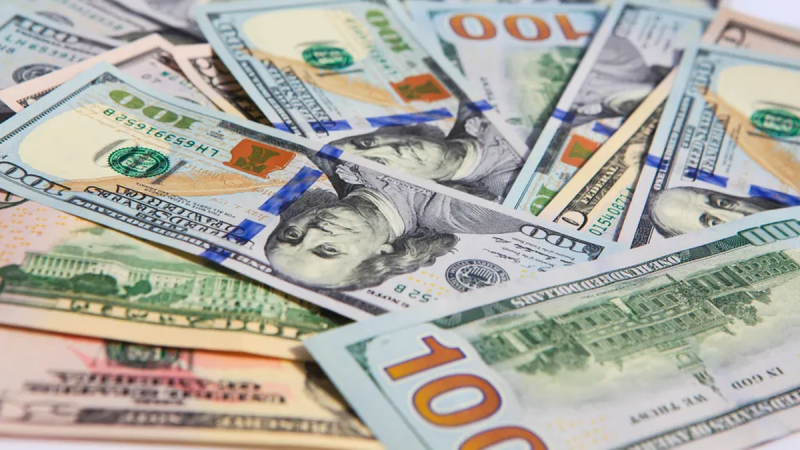Tipo de cambio real mejoró 5,2% frente a la extra región tras baja de tasas y suba del dólar