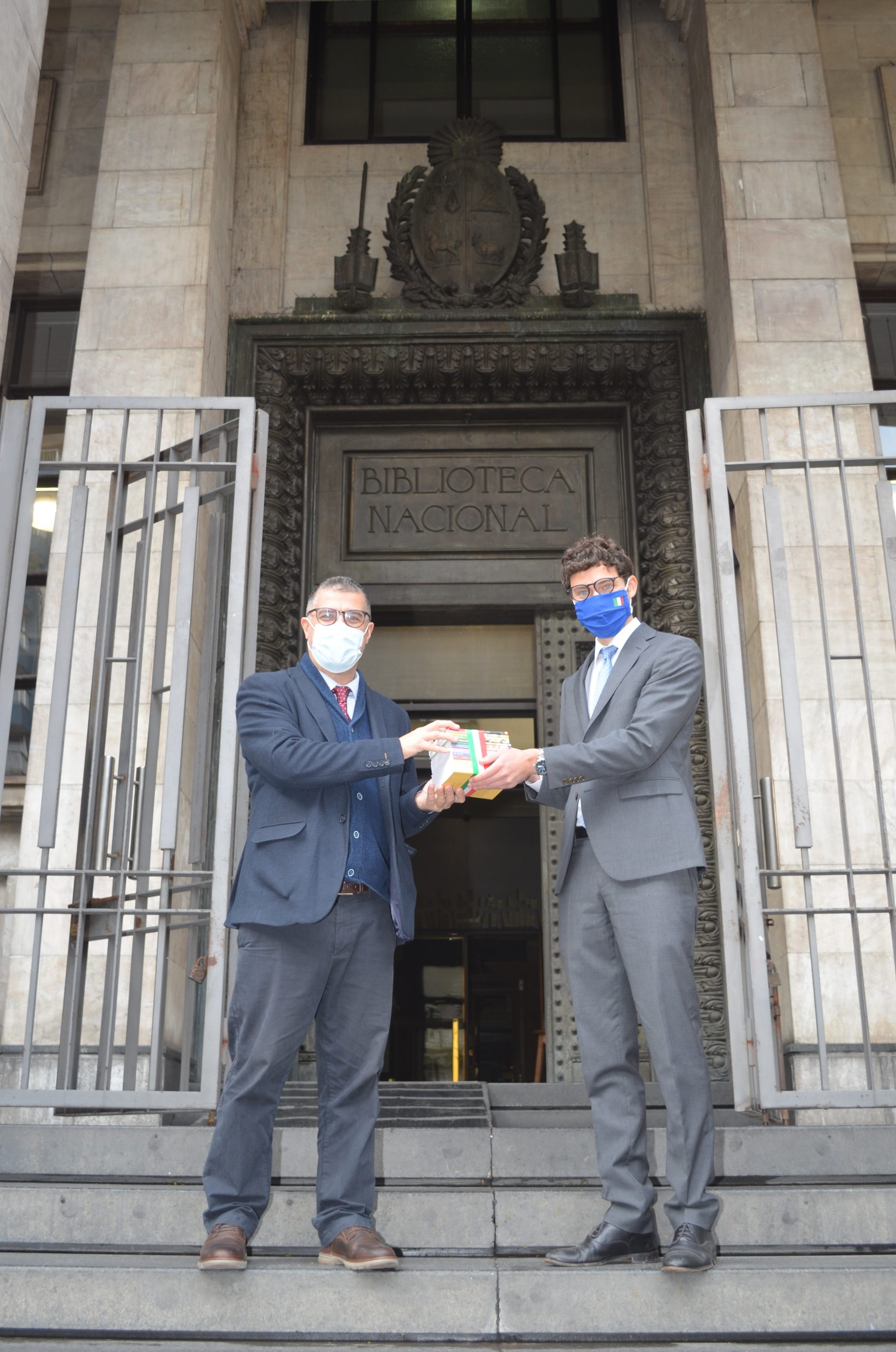 Embajada de Italia entregó 3.000 libros a la Biblioteca Nacional