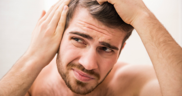El 50% de los hombres mayores de 50 años sufre la caída del cabello