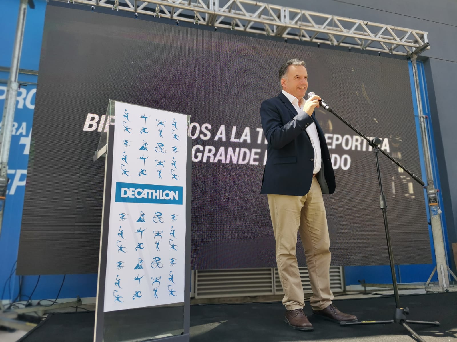 Con la presencia de Orsi, Decathlon inauguró su primera tienda en Uruguay