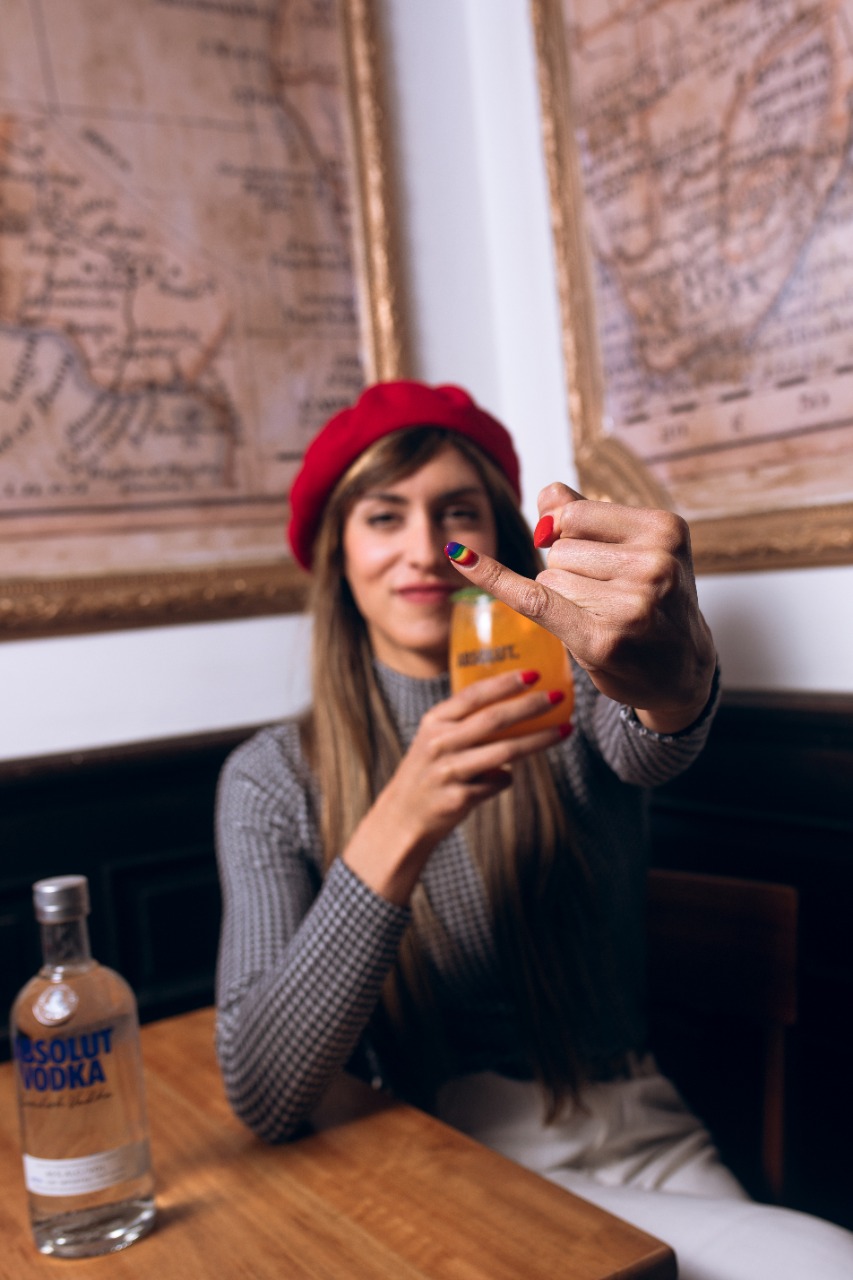 Absolut invita a levantar el dedo con orgullo contra el prejuicio y la discriminación