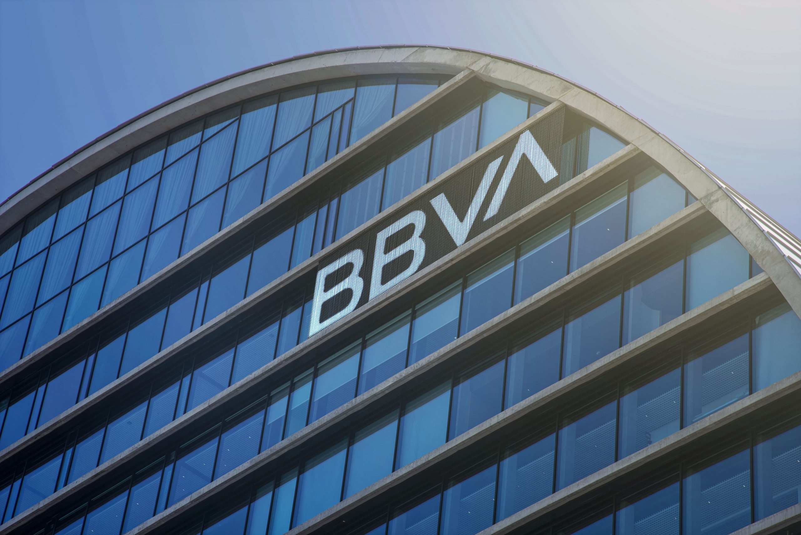 BBVA se compromete a reducir las emisiones de su cartera de clientes de petróleo y gas un 30% antes de 2030