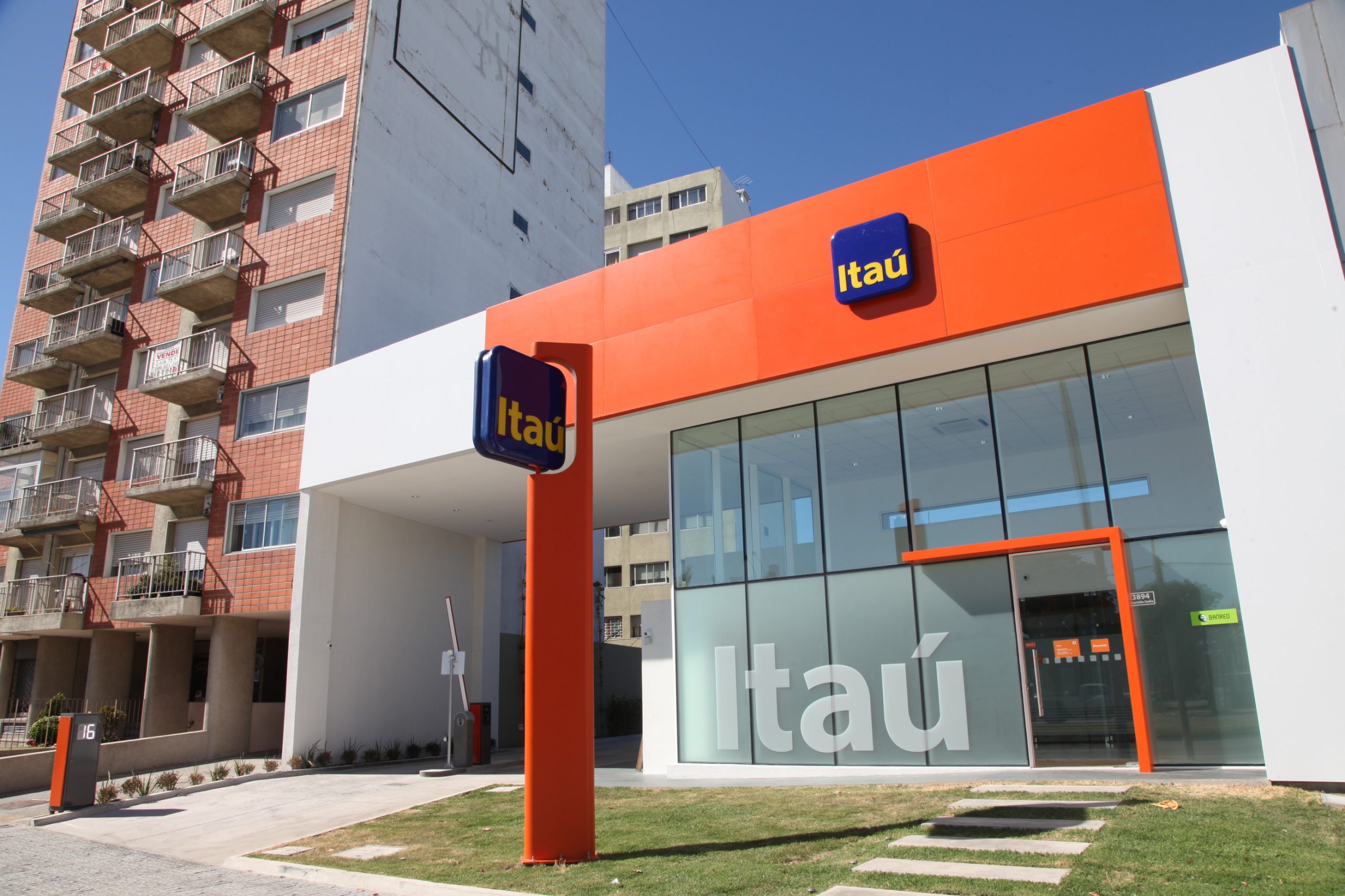 Clientes de Itaú podrán transferir a otros clientes del banco solo conociendo su número de celular