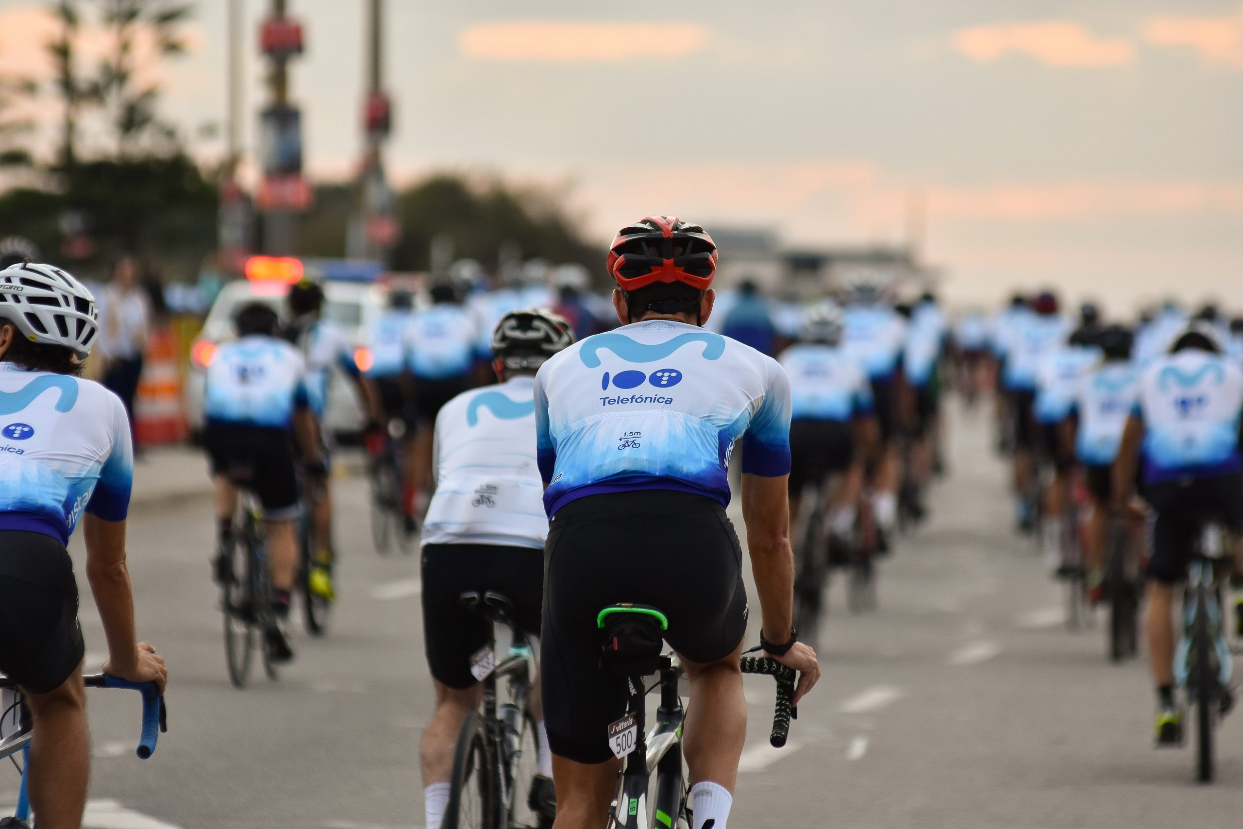 Telefónica cumplió 100 años y para celebrarlo acompañó a más de 1200 ciclistas en el Gran Fondo Movistar