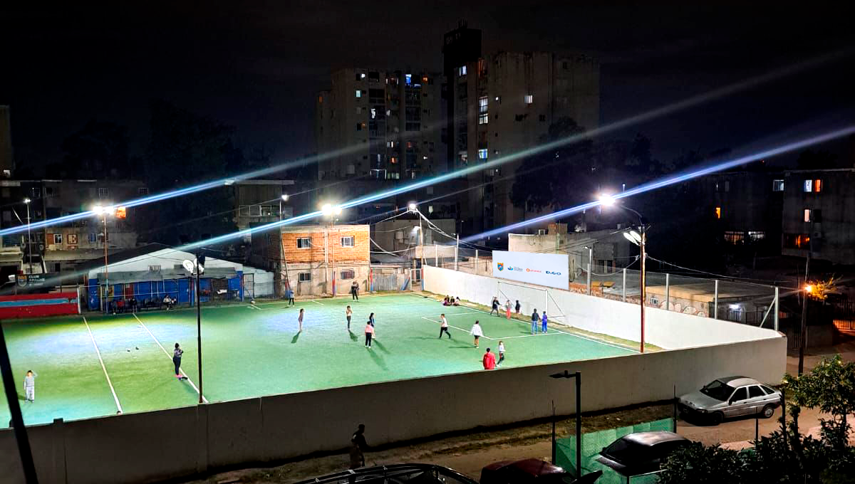 LEDVANCE JUNTO A FUNDACIÓN GESTIONAR ESPERANZAS INAUGURAN LAS OBRAS DE ILUMINACIÓN DE LA CANCHA DE FÚTBOL DEL CLUB EL APACHE
