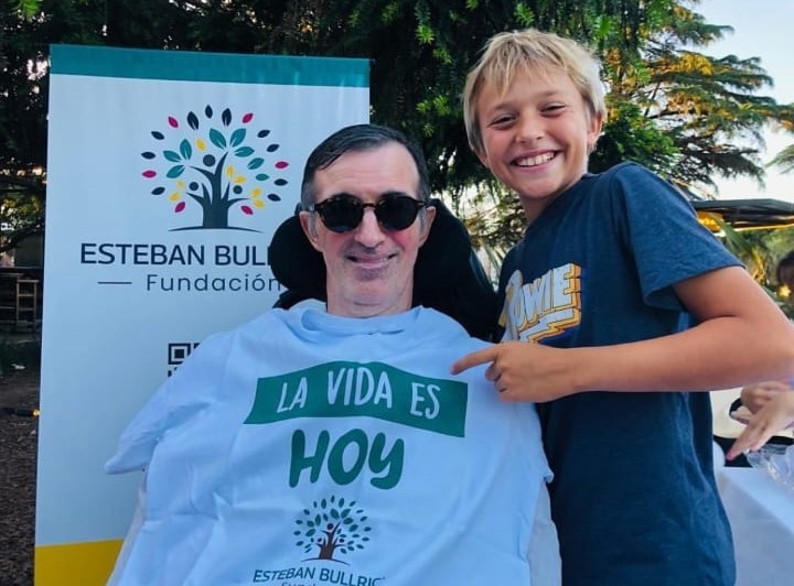 Se realizó un evento virtual internacional para ayudar a personas que padecen de esclerosis múltiple que contó con la presencia destacada de Esteban Bullrich