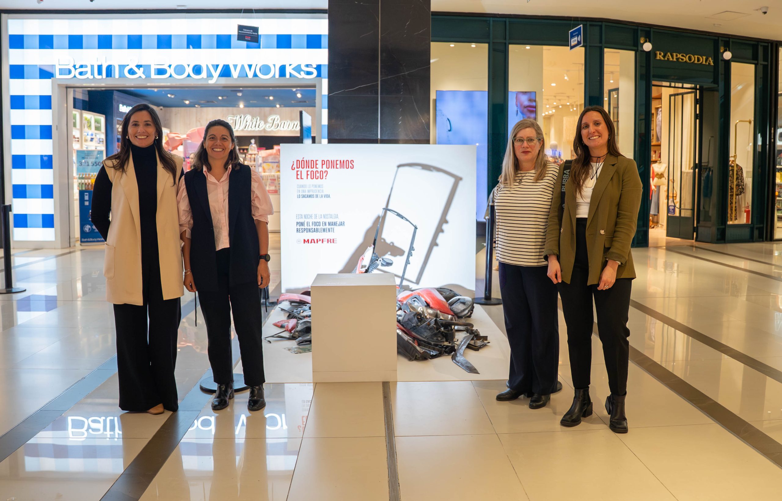 MAPFRE realizó una impactante acción en Punta Carretas Shopping para concientizar sobre seguridad vial en la Noche de la Nostalgia