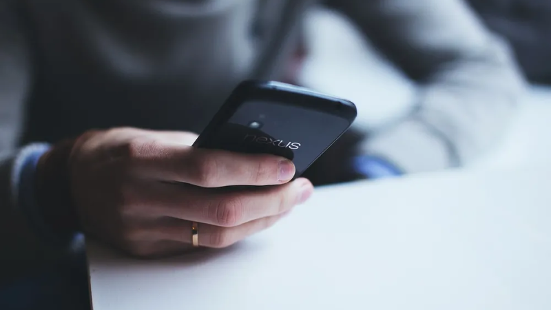 UTE advierte por el aumento de estafas digitales que utilizan inteligencia artificial y la imagen de figuras públicas