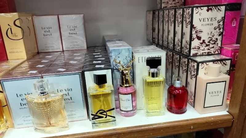 Crecen los "dupes": la piratería de perfumes se dispara en Uruguay