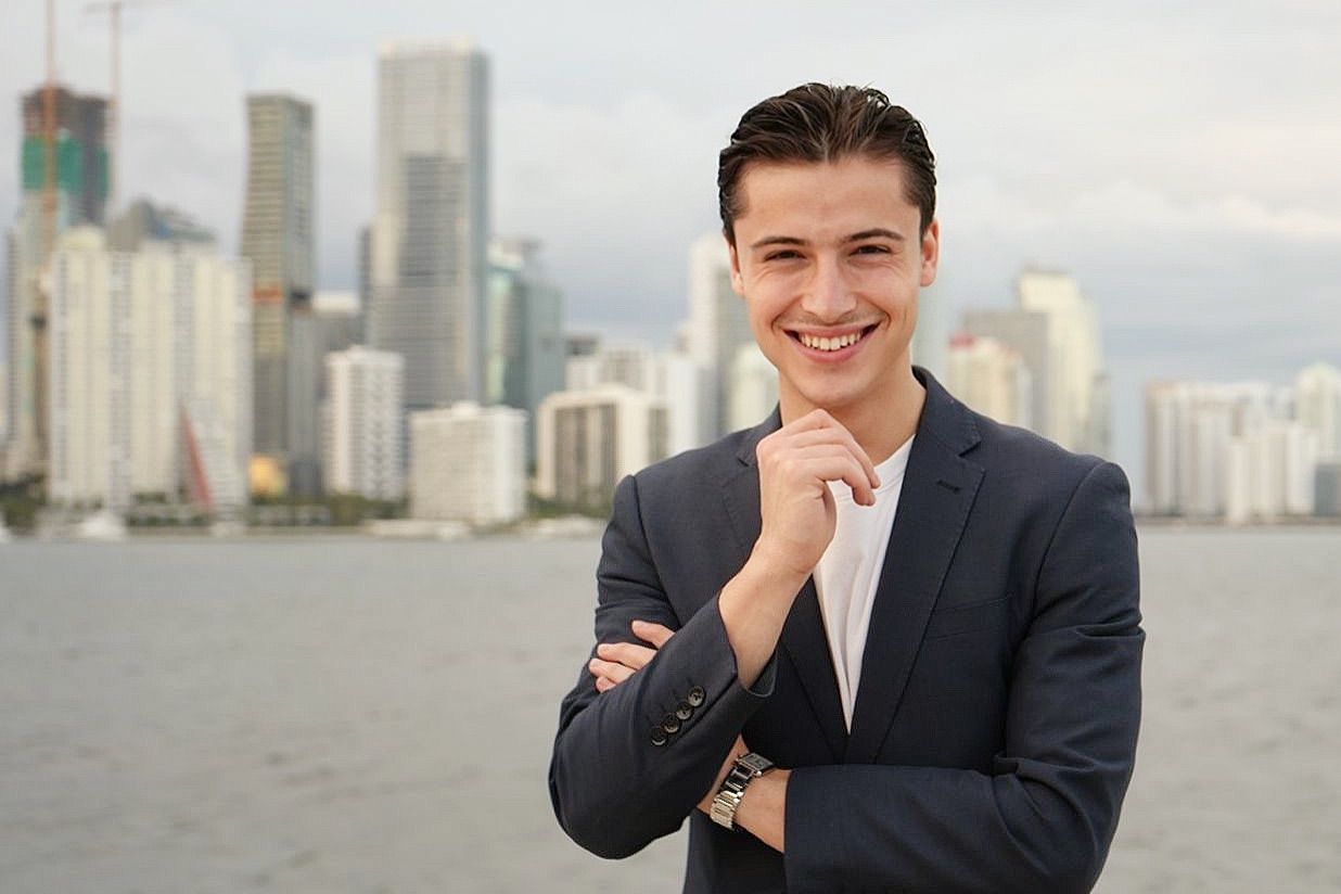 Harvey Ferrer: la nueva generación que escala millones aplicando el modelo de Elon Musk con inteligencia artificial