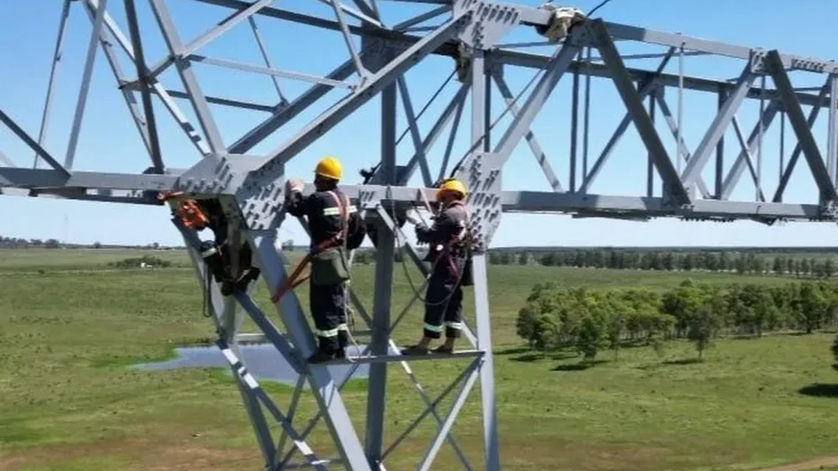 El anillo de las 1.000 torres toma forma: UTE energizó la línea de alta tensión entre Salto Grande y Chamberlain